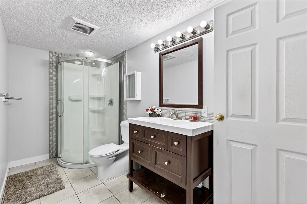 29 Sundown Way Se, Calgary, AB - Indoor Photo Showing Bathroom