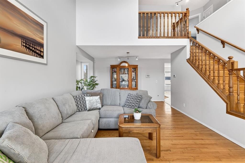 29 Sundown Way Se, Calgary, AB - Indoor Photo Showing Living Room