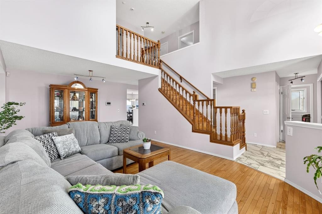 29 Sundown Way Se, Calgary, AB - Indoor Photo Showing Living Room