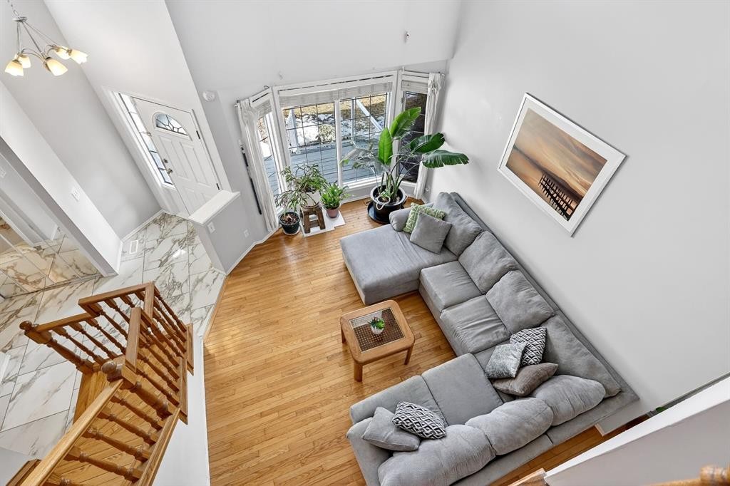 29 Sundown Way Se, Calgary, AB - Indoor Photo Showing Living Room