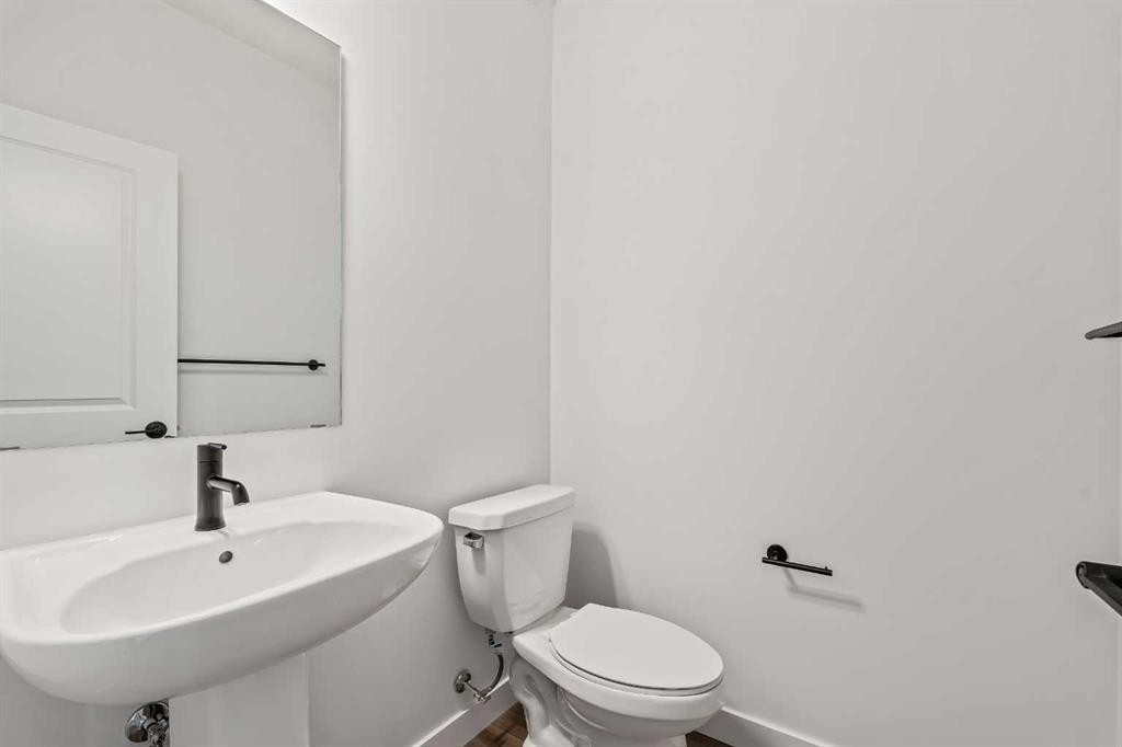49 Starling Passage Nw, Calgary, AB - Indoor Photo Showing Bathroom