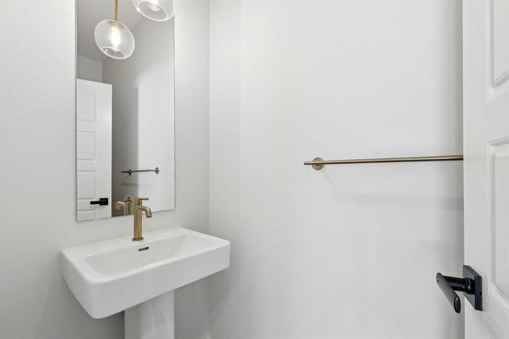 175 Herron Landing Ne, Calgary, AB - Indoor Photo Showing Bathroom