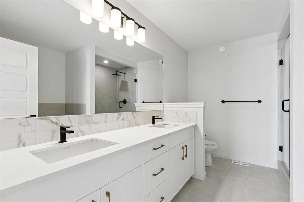 175 Herron Landing Ne, Calgary, AB - Indoor Photo Showing Bathroom