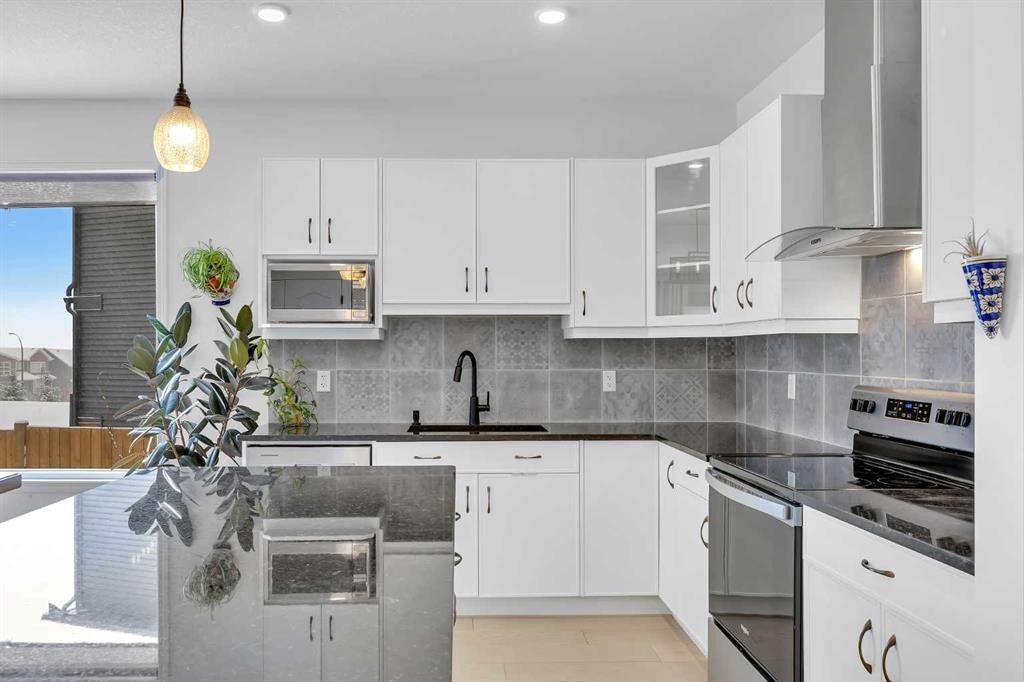 76 Edith Mews Nw, Calgary, AB - Indoor Photo Showing Kitchen With Upgraded Kitchen