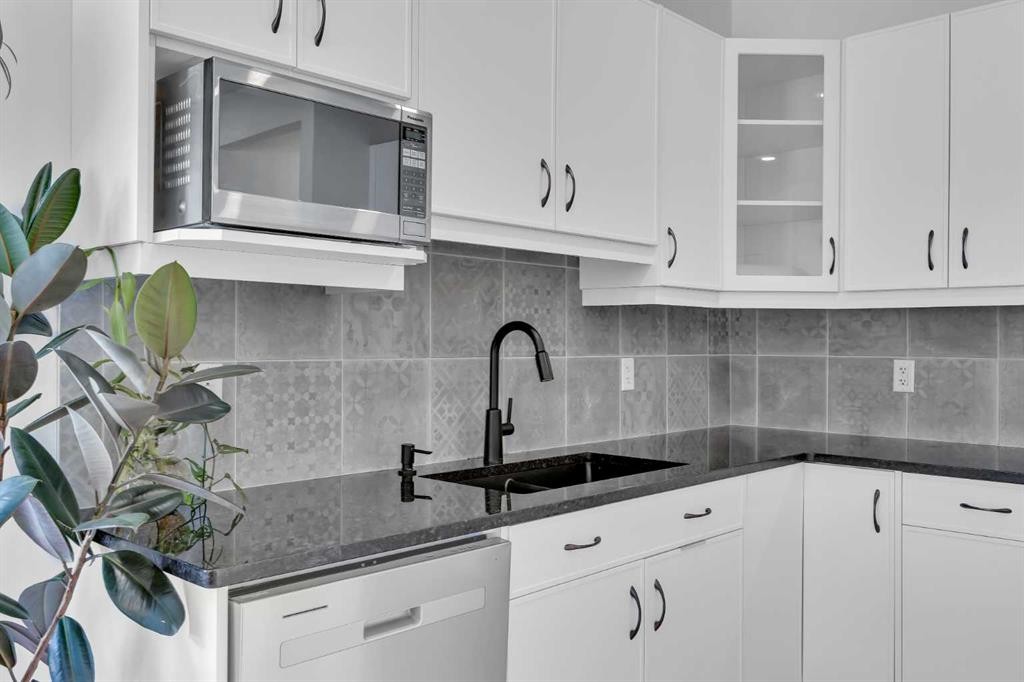 76 Edith Mews Nw, Calgary, AB - Indoor Photo Showing Kitchen With Double Sink With Upgraded Kitchen