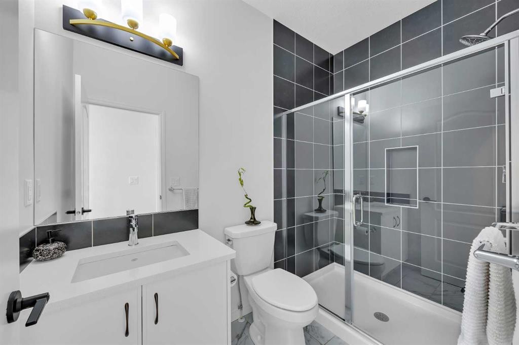76 Edith Mews Nw, Calgary, AB - Indoor Photo Showing Bathroom
