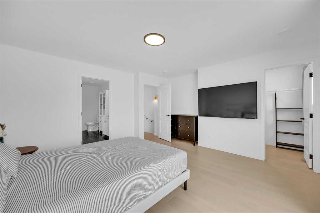 76 Edith Mews Nw, Calgary, AB - Indoor Photo Showing Bedroom