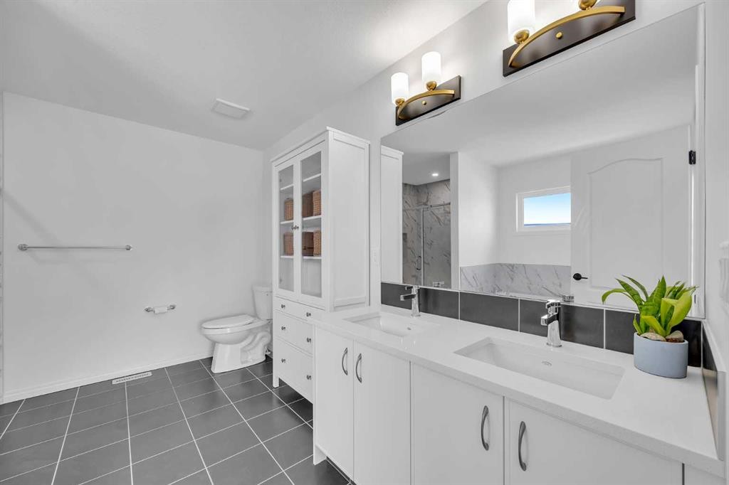76 Edith Mews Nw, Calgary, AB - Indoor Photo Showing Bathroom