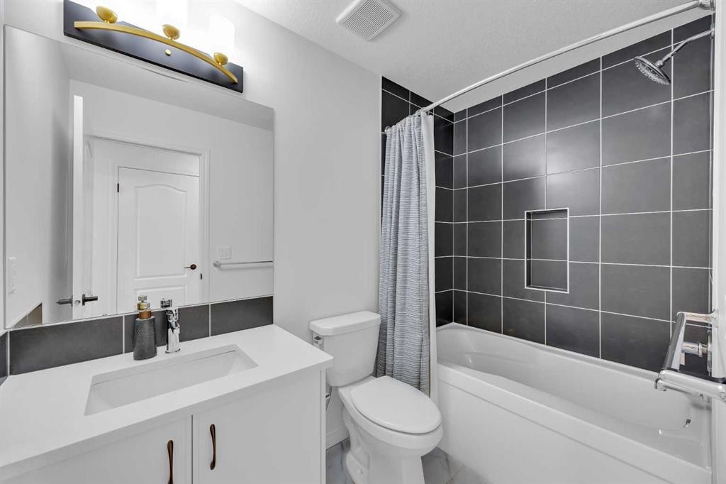 76 Edith Mews Nw, Calgary, AB - Indoor Photo Showing Bathroom