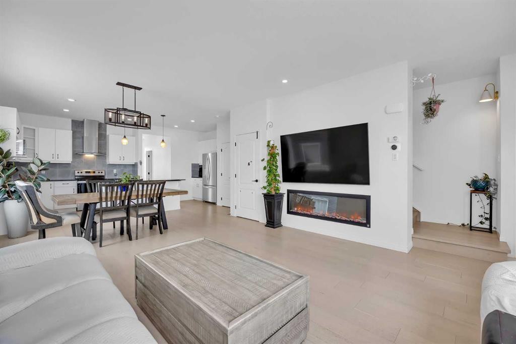 76 Edith Mews Nw, Calgary, AB - Indoor Photo Showing Living Room