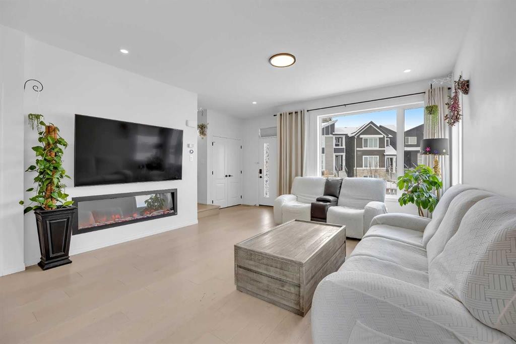 76 Edith Mews Nw, Calgary, AB - Indoor Photo Showing Living Room