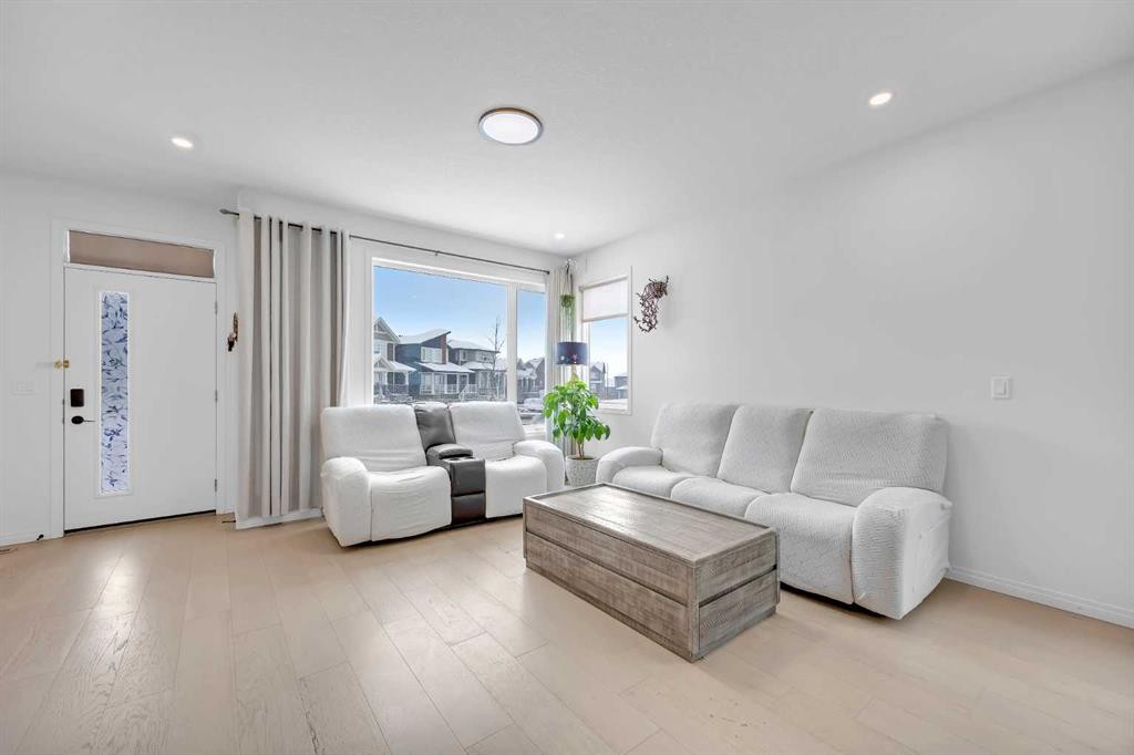 76 Edith Mews Nw, Calgary, AB - Indoor Photo Showing Living Room