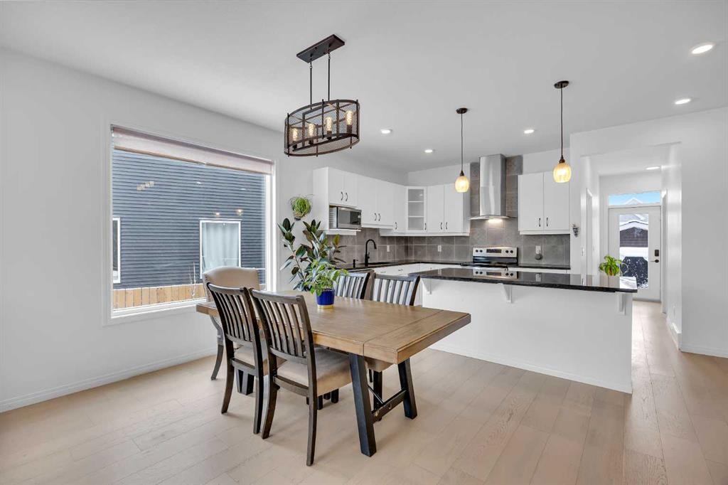 76 Edith Mews Nw, Calgary, AB - Indoor Photo Showing Dining Room