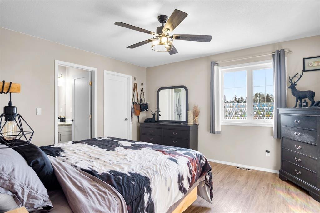 2314 19 Avenue, Bowden, AB - Indoor Photo Showing Bedroom
