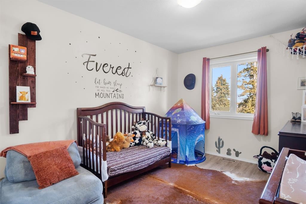 2314 19 Avenue, Bowden, AB - Indoor Photo Showing Bedroom