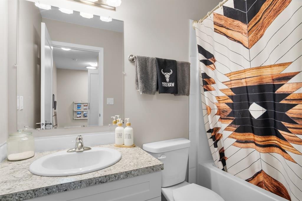 2314 19 Avenue, Bowden, AB - Indoor Photo Showing Bathroom