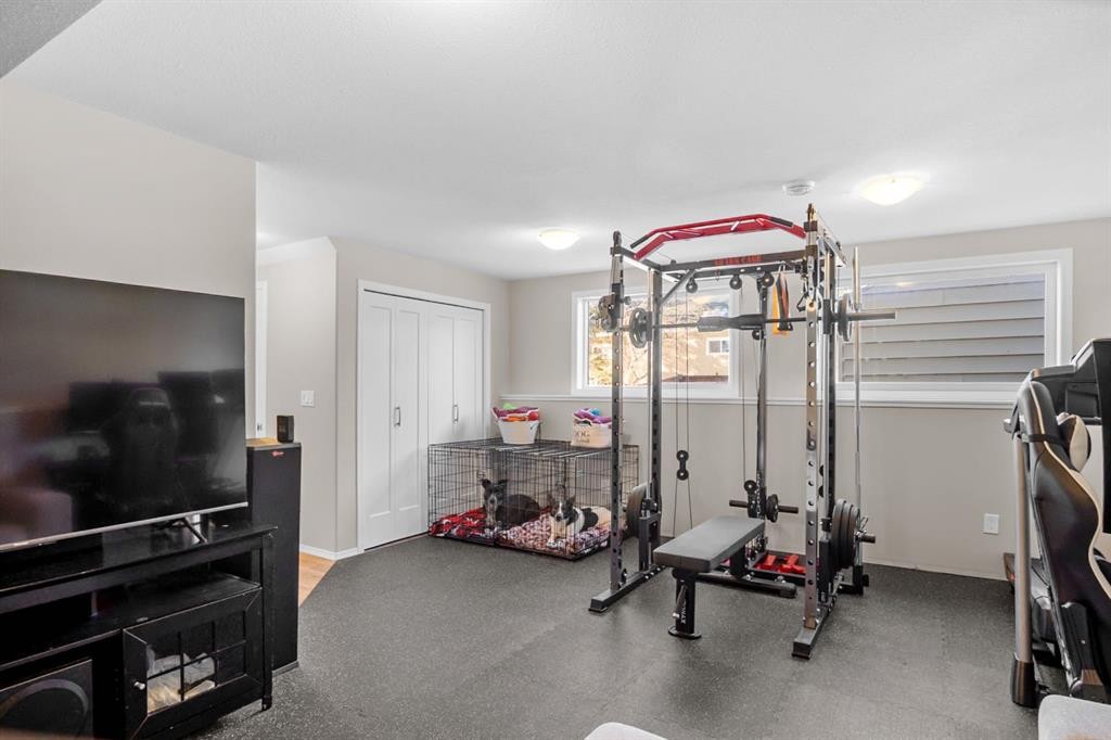 2314 19 Avenue, Bowden, AB - Indoor Photo Showing Gym Room