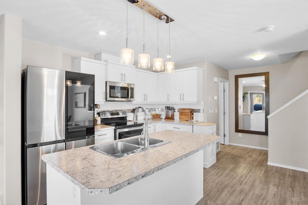 2314 19 Avenue, Bowden, AB - Indoor Photo Showing Kitchen With Double Sink With Upgraded Kitchen