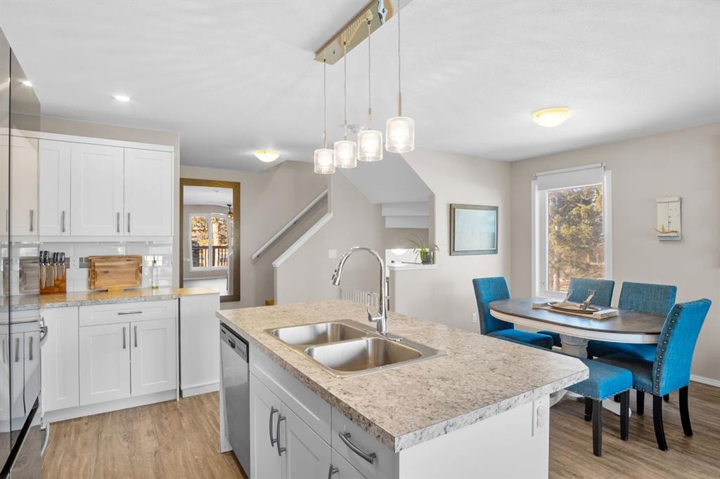 2314 19 Avenue, Bowden, AB - Indoor Photo Showing Kitchen With Double Sink
