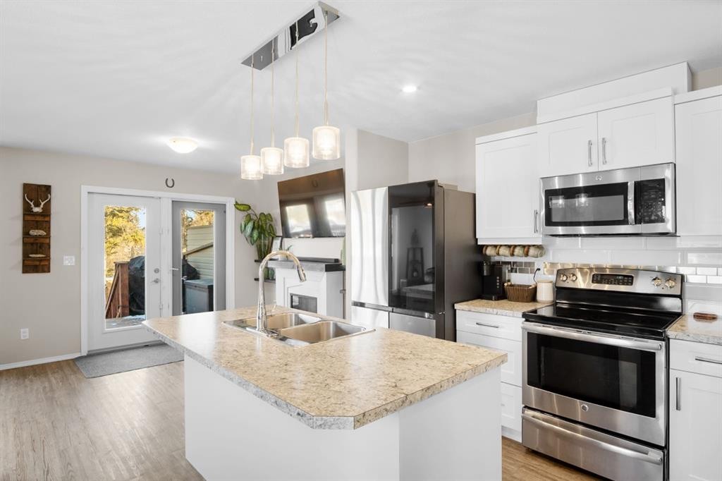 2314 19 Avenue, Bowden, AB - Indoor Photo Showing Kitchen With Double Sink With Upgraded Kitchen
