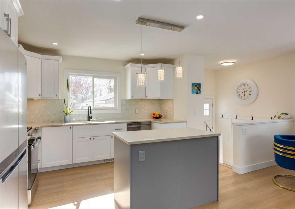 5219 Valiant Drive Nw, Calgary, AB - Indoor Photo Showing Kitchen With Upgraded Kitchen