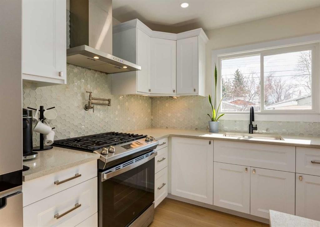 5219 Valiant Drive Nw, Calgary, AB - Indoor Photo Showing Kitchen With Upgraded Kitchen