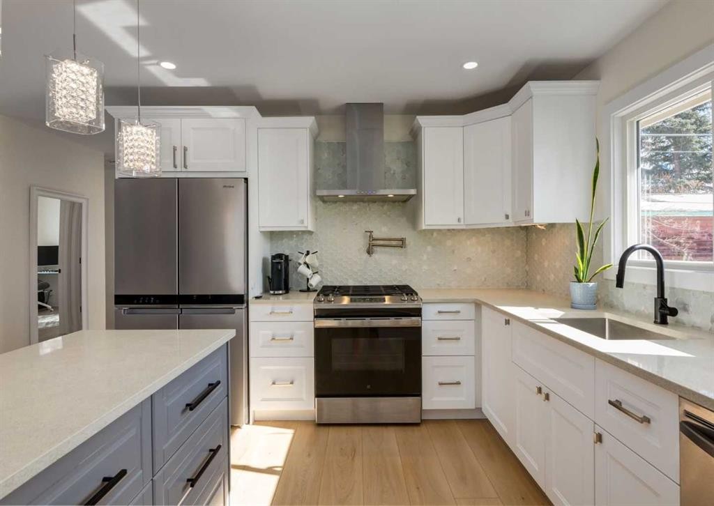 5219 Valiant Drive Nw, Calgary, AB - Indoor Photo Showing Kitchen With Upgraded Kitchen