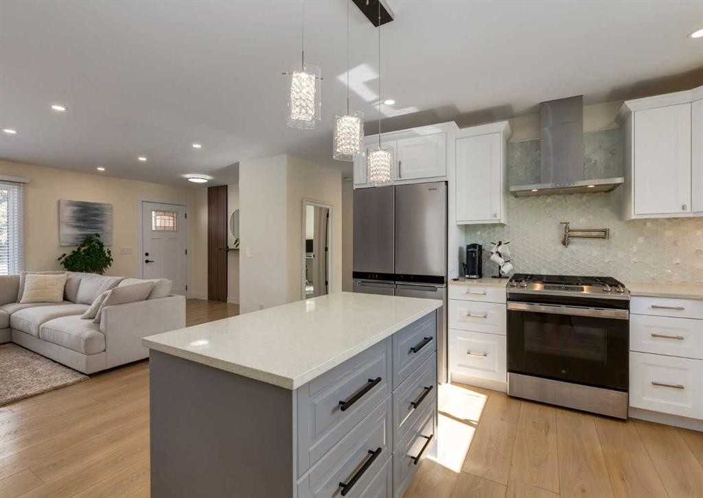 5219 Valiant Drive Nw, Calgary, AB - Indoor Photo Showing Kitchen With Stainless Steel Kitchen With Upgraded Kitchen