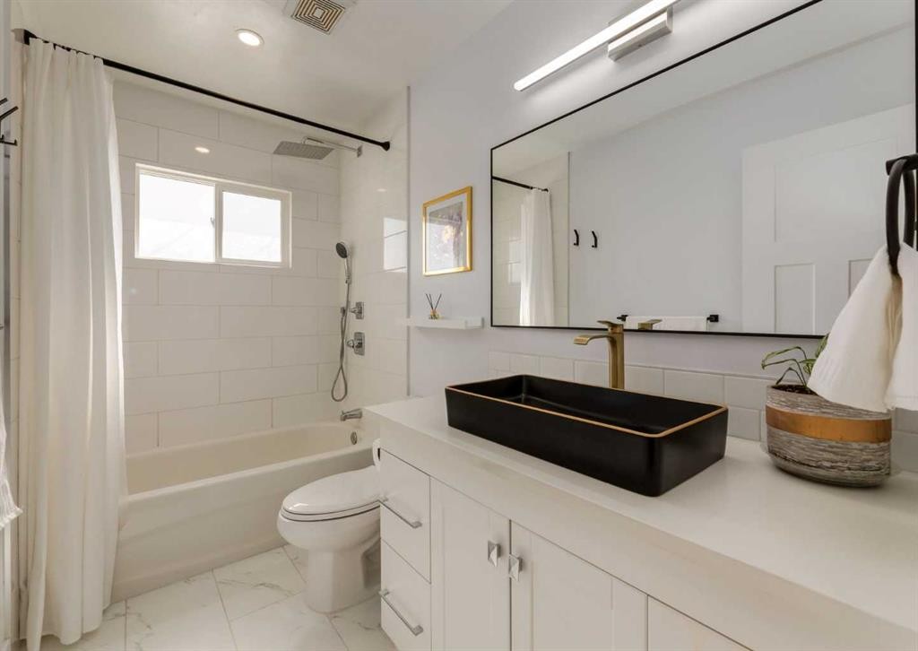 5219 Valiant Drive Nw, Calgary, AB - Indoor Photo Showing Bathroom