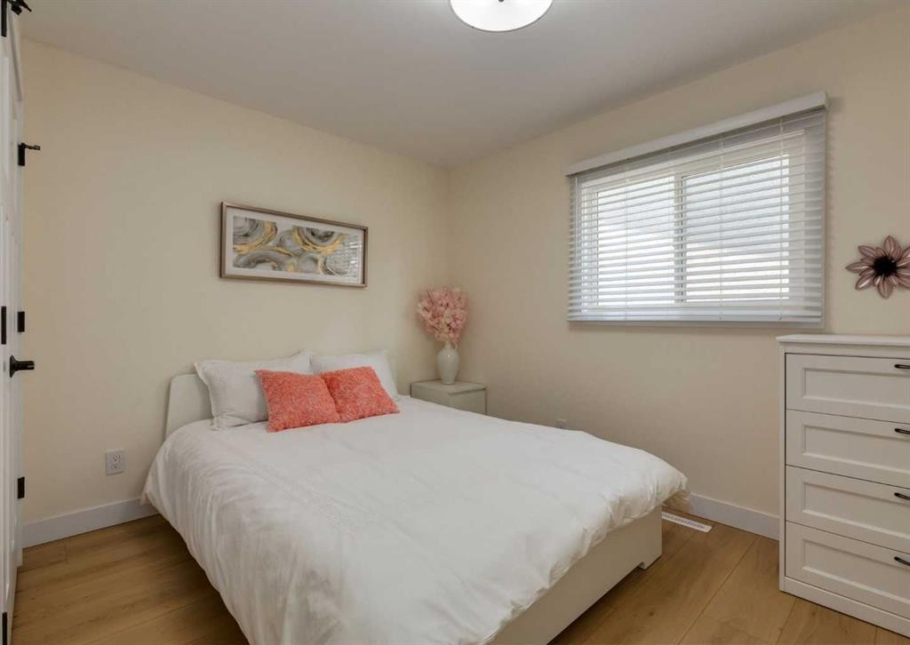 5219 Valiant Drive Nw, Calgary, AB - Indoor Photo Showing Bedroom