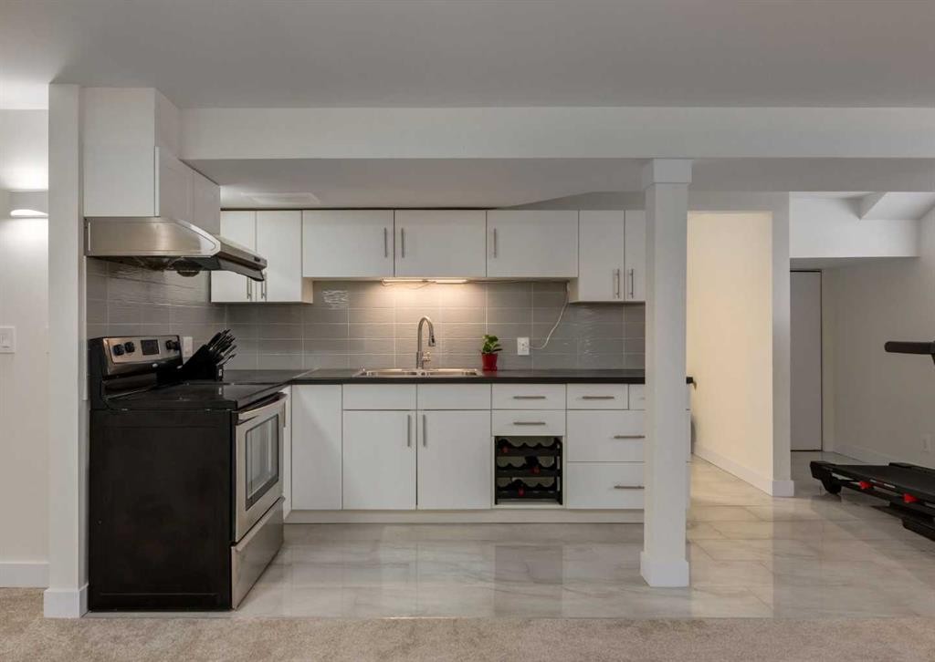 5219 Valiant Drive Nw, Calgary, AB - Indoor Photo Showing Kitchen With Upgraded Kitchen