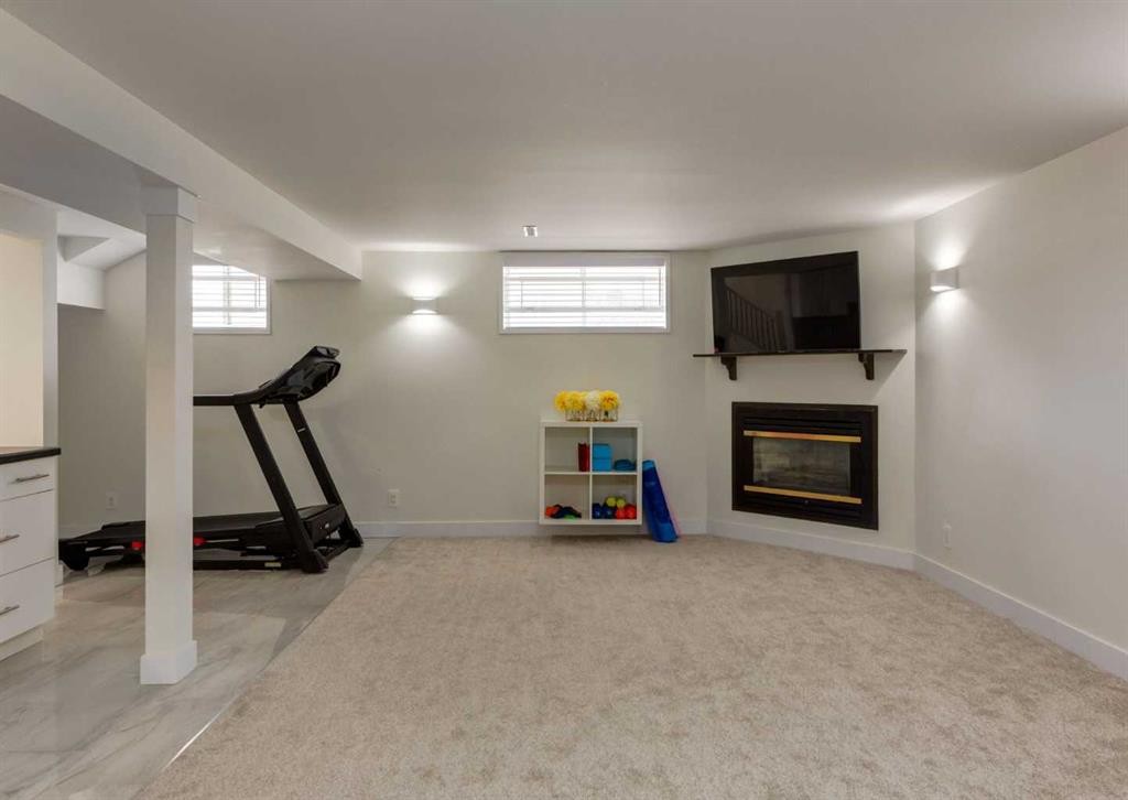 5219 Valiant Drive Nw, Calgary, AB - Indoor Photo Showing Other Room