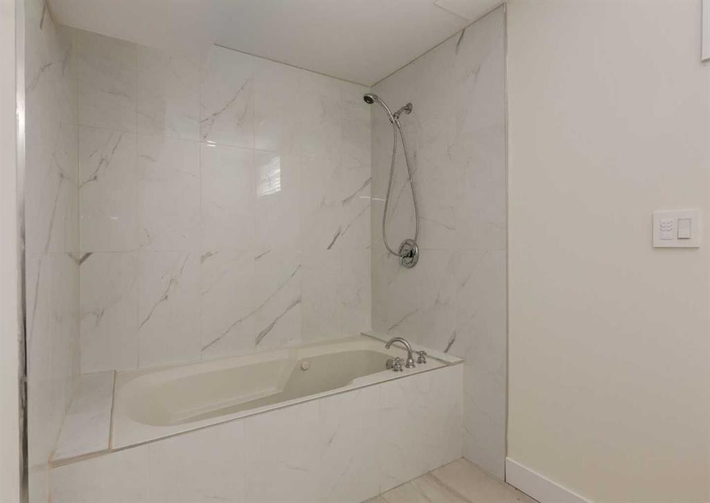 5219 Valiant Drive Nw, Calgary, AB - Indoor Photo Showing Bathroom