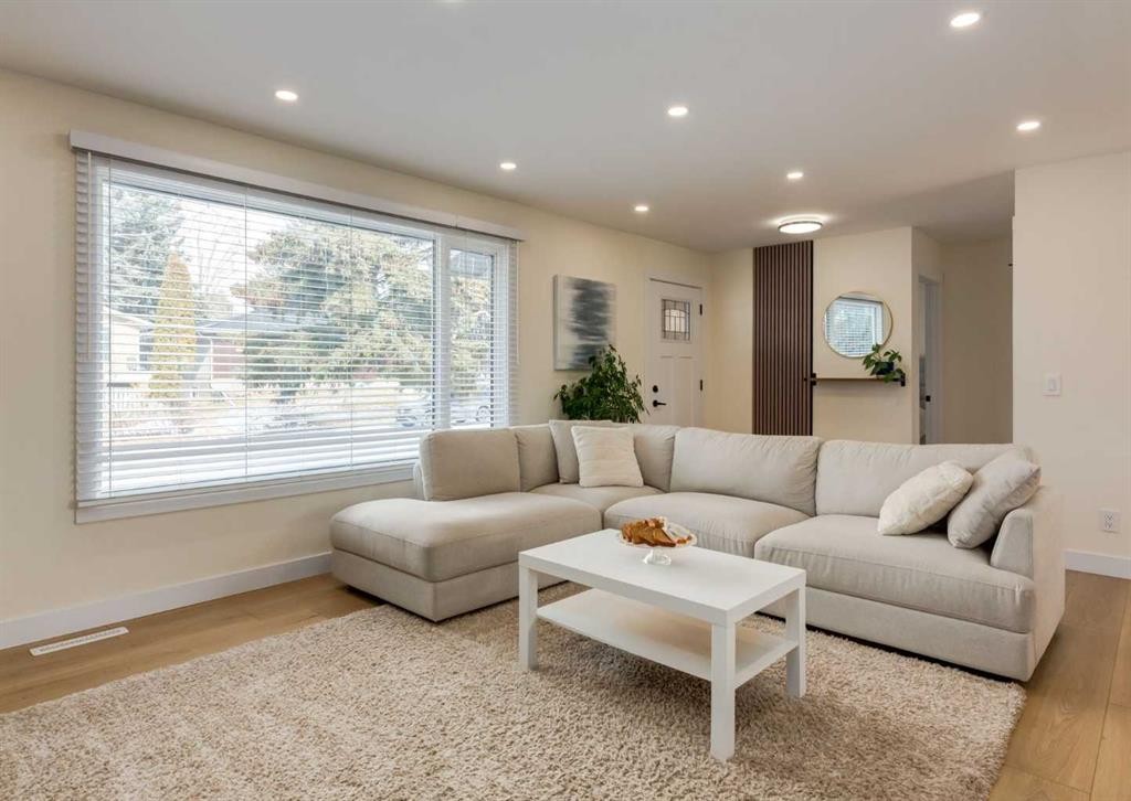 5219 Valiant Drive Nw, Calgary, AB - Indoor Photo Showing Living Room