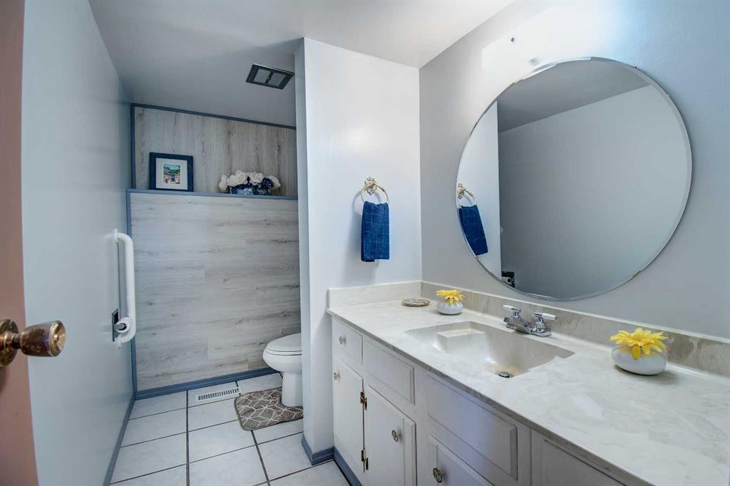 6307 Thornaby Way Nw, Calgary, AB - Indoor Photo Showing Bathroom
