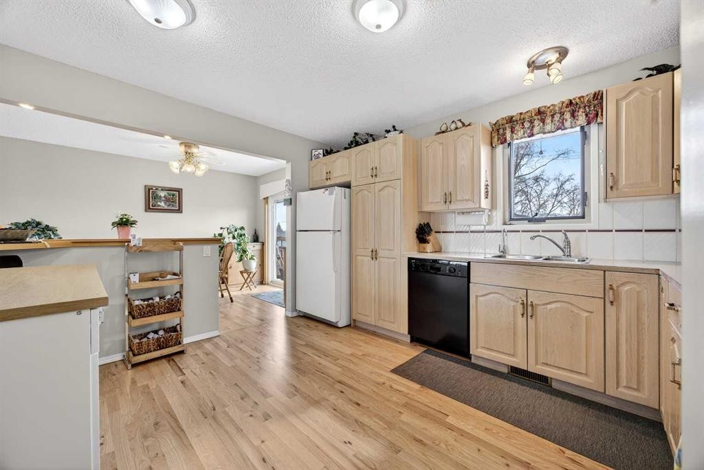 152 Maddock Way Ne, Calgary, AB - Indoor Photo Showing Kitchen