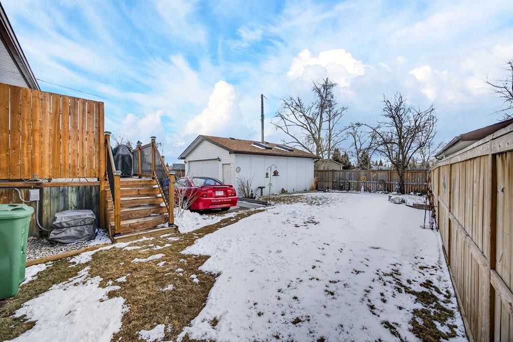 152 Maddock Way Ne, Calgary, AB - Outdoor