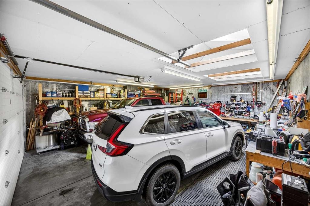 152 Maddock Way Ne, Calgary, AB - Indoor Photo Showing Garage