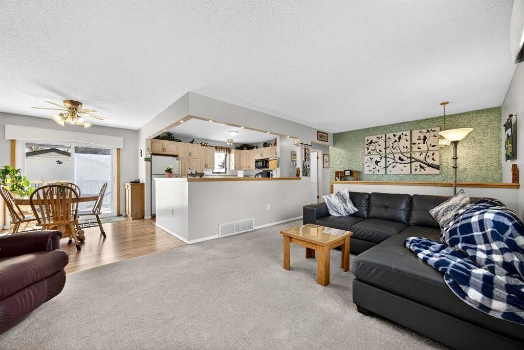 152 Maddock Way Ne, Calgary, AB - Indoor Photo Showing Living Room