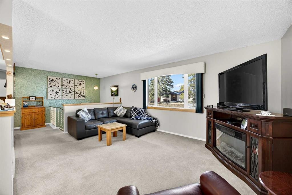 152 Maddock Way Ne, Calgary, AB - Indoor Photo Showing Living Room
