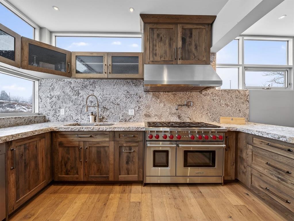 1015 11 Street Se, Calgary, AB - Indoor Photo Showing Kitchen With Upgraded Kitchen