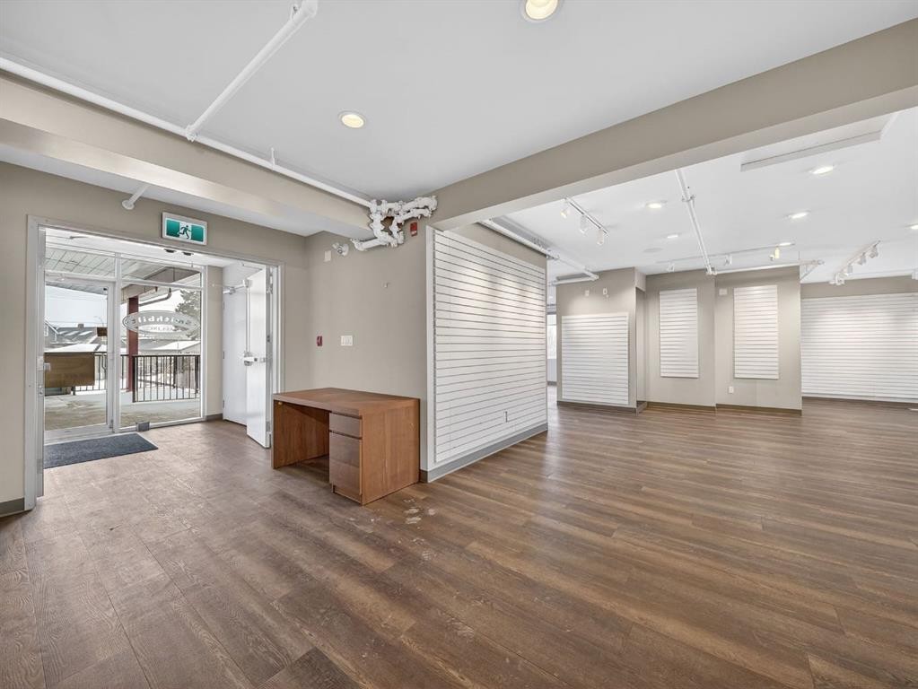1015 11 Street Se, Calgary, AB - Indoor Photo Showing Other Room