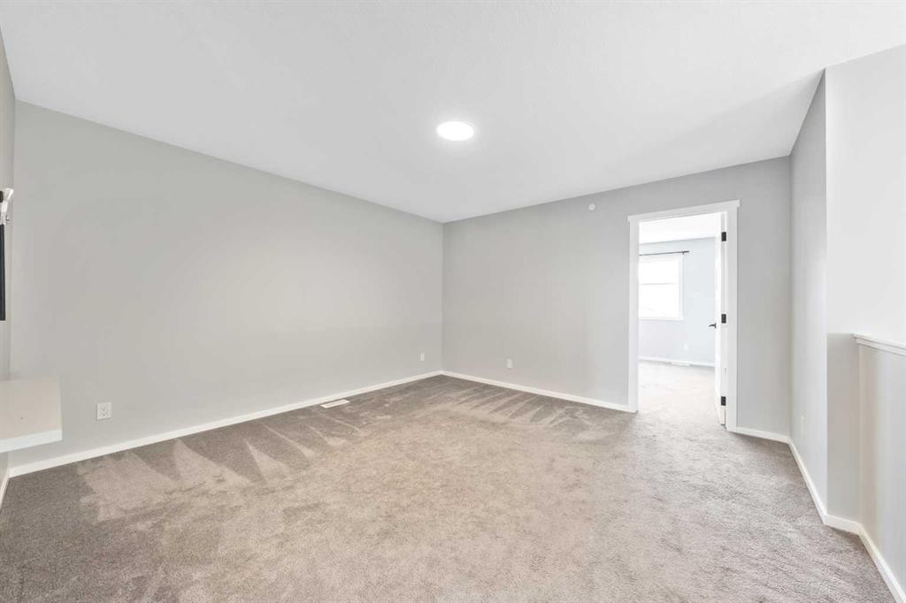 98 Lucas Crescent Nw, Calgary, AB - Indoor Photo Showing Other Room