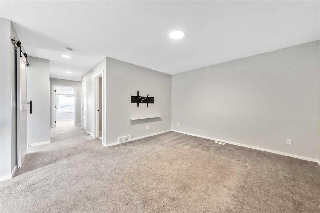 98 Lucas Crescent Nw, Calgary, AB - Indoor Photo Showing Other Room
