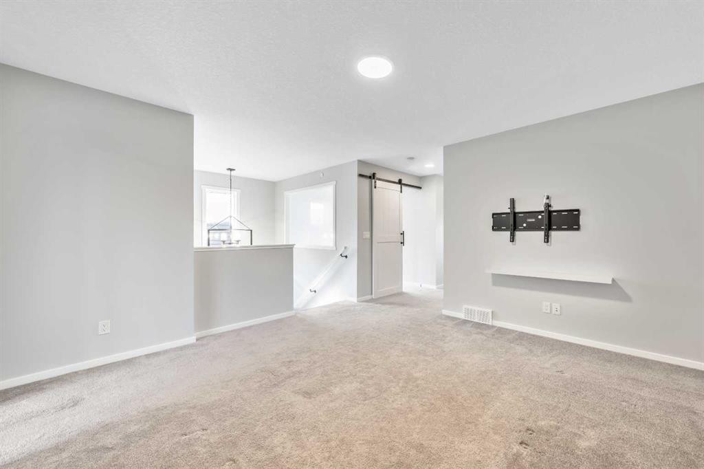 98 Lucas Crescent Nw, Calgary, AB - Indoor Photo Showing Other Room