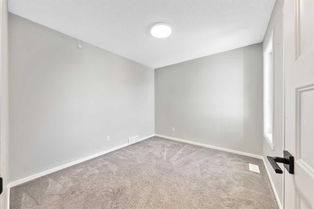 98 Lucas Crescent Nw, Calgary, AB - Indoor Photo Showing Other Room