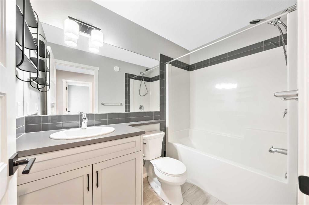 98 Lucas Crescent Nw, Calgary, AB - Indoor Photo Showing Bathroom