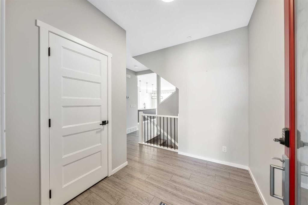 98 Lucas Crescent Nw, Calgary, AB - Indoor Photo Showing Other Room