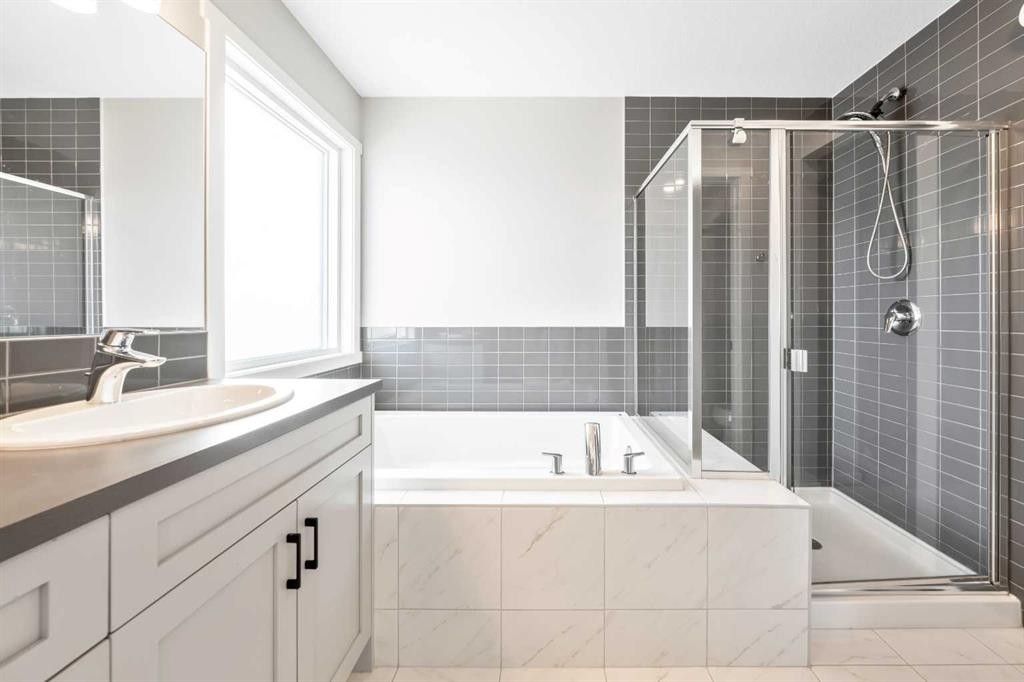 98 Lucas Crescent Nw, Calgary, AB - Indoor Photo Showing Bathroom