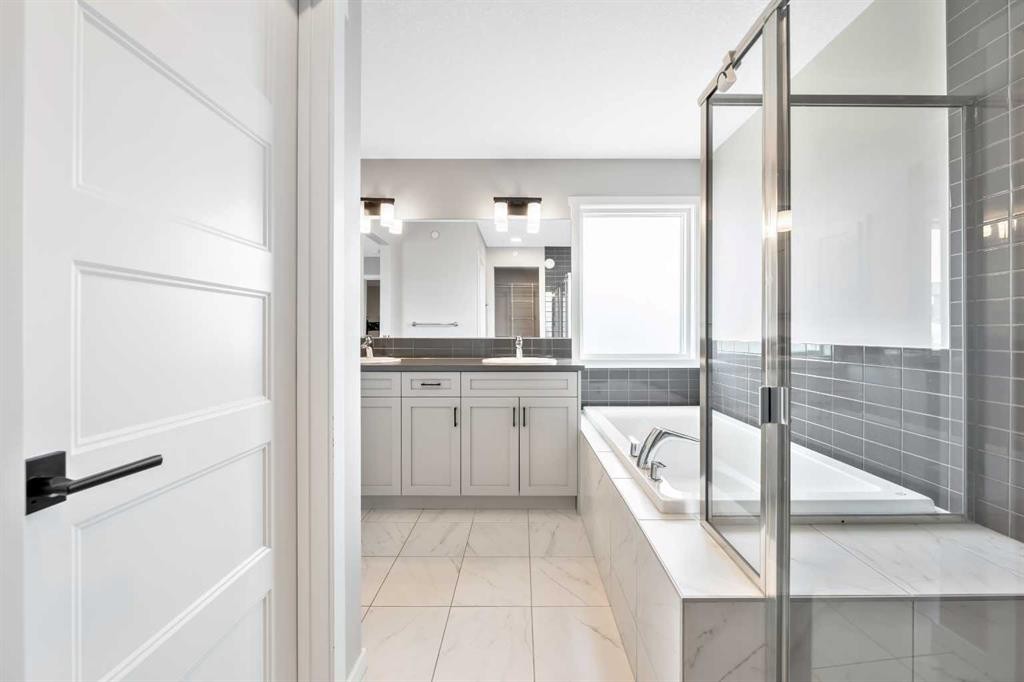 98 Lucas Crescent Nw, Calgary, AB - Indoor Photo Showing Bathroom